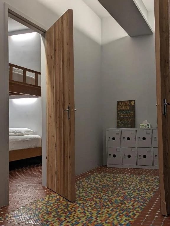 混合宿舍房內部 Mixed dorm interior