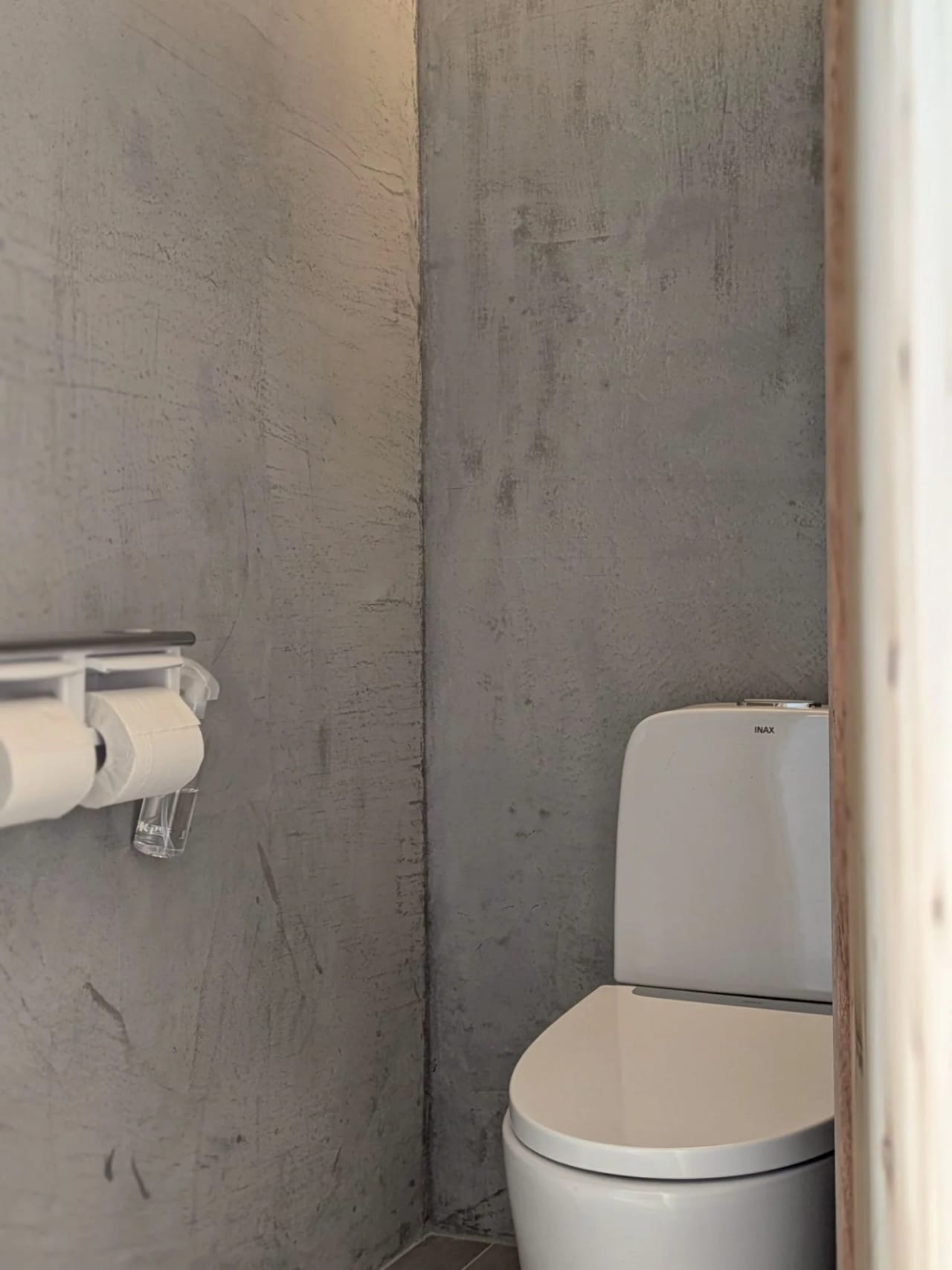 明亮的共用衛浴 Shared washroom